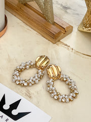 Elegáns arany fülbevalók gyöngyökkel